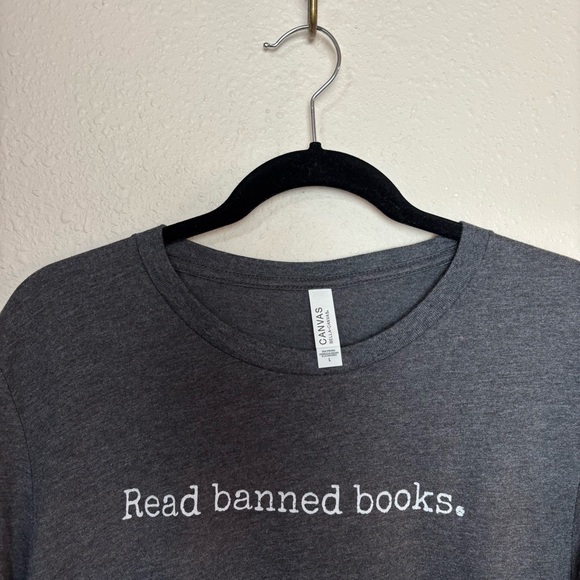 Gray Graphic T-Shirt - Read Banned Books Size Large - Picture 2 of 3